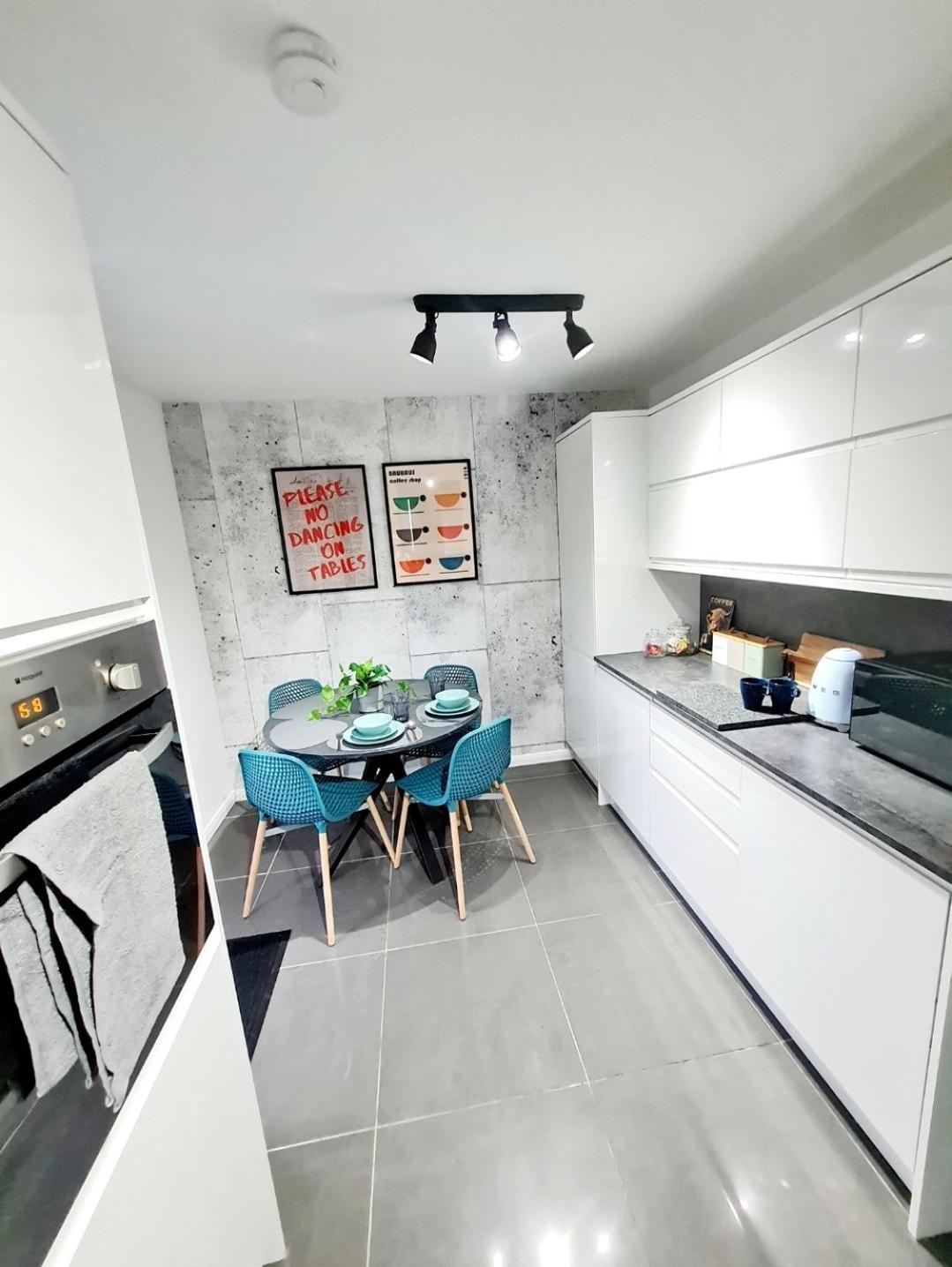 Bright 3Br Walking Distance To Town - Free Parking Apartment Глазгоу Екстериор снимка