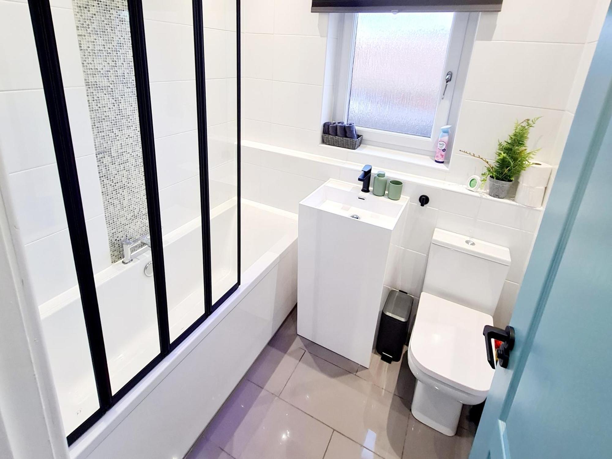 Bright 3Br Walking Distance To Town - Free Parking Apartment Глазгоу Екстериор снимка
